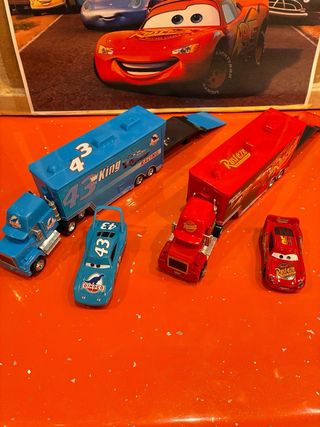 Camiones y coches de metal de la película Cars
