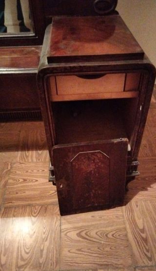 Mueble antiguo de madera