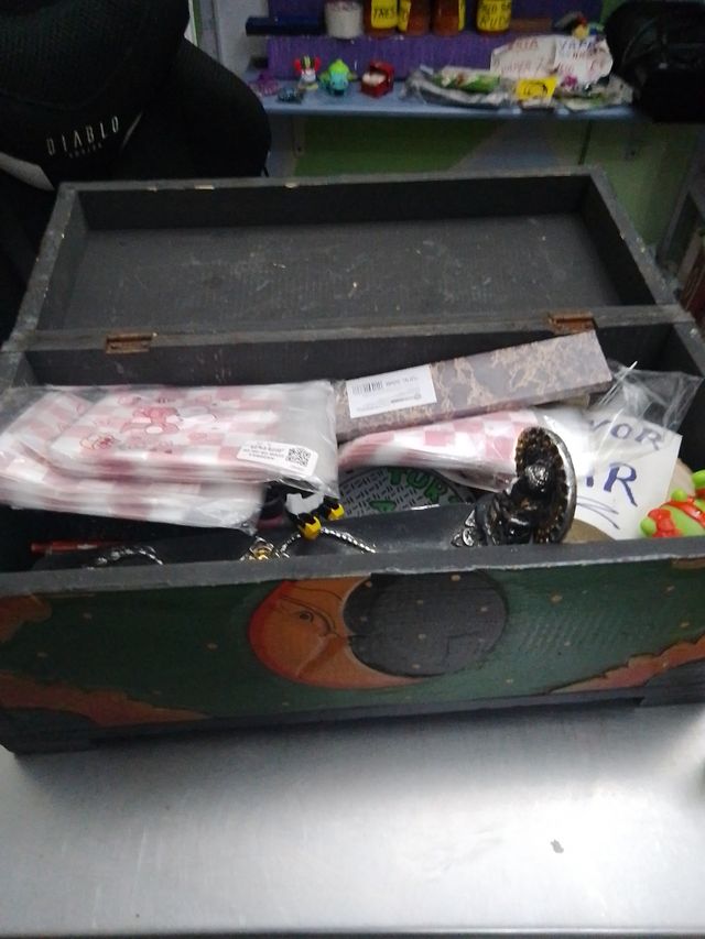 Baúl madera pintado luna sol