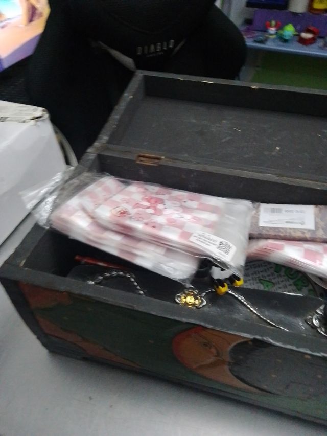 Baúl madera pintado luna sol