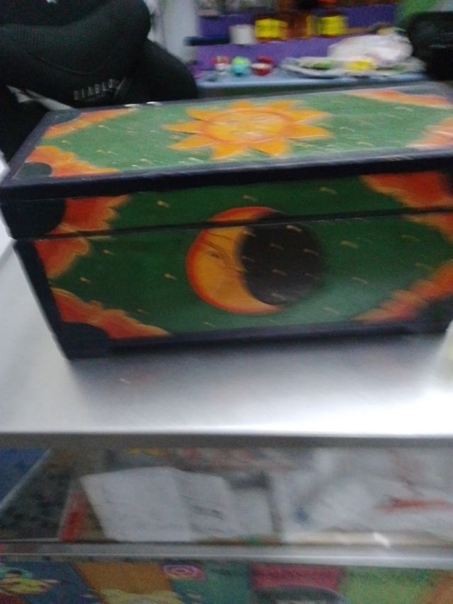 Baúl madera pintado luna sol