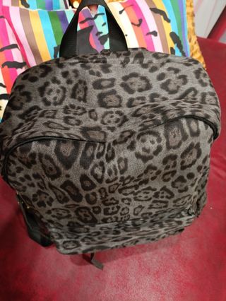 Mochila leopardo gris