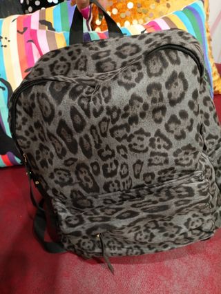 Mochila leopardo gris