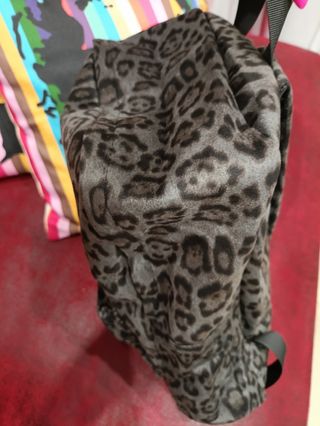 Mochila leopardo gris