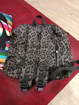 Mochila leopardo gris