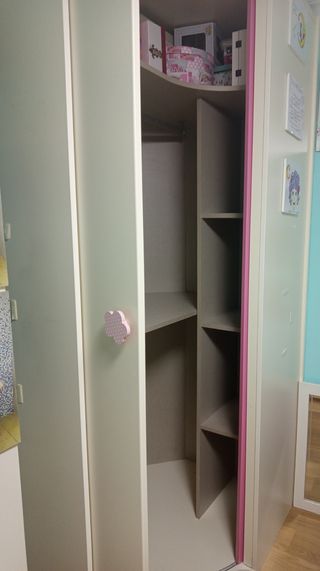 Armario infantil rosa y blanco
