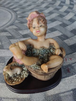 Figura Niña Baño Porcelana