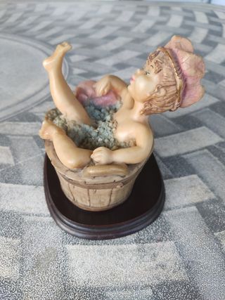 Figura Niña Baño Porcelana