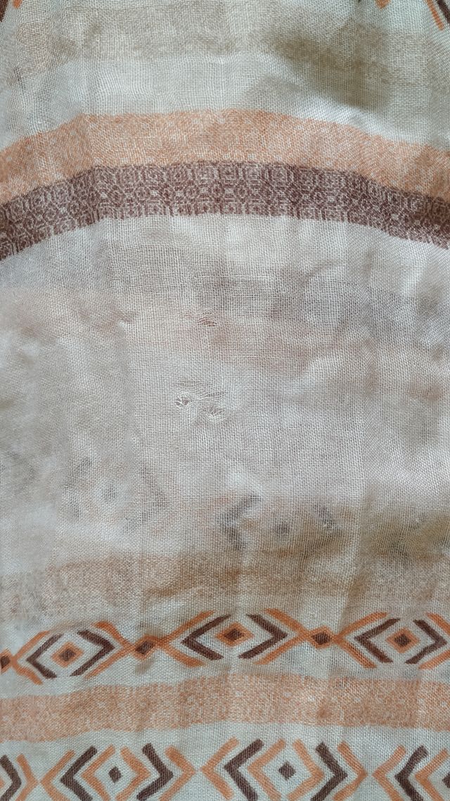 Pañuelo estampado beige y rosa