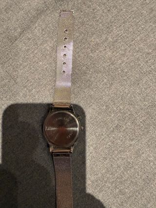 Reloj de pulsera metálico