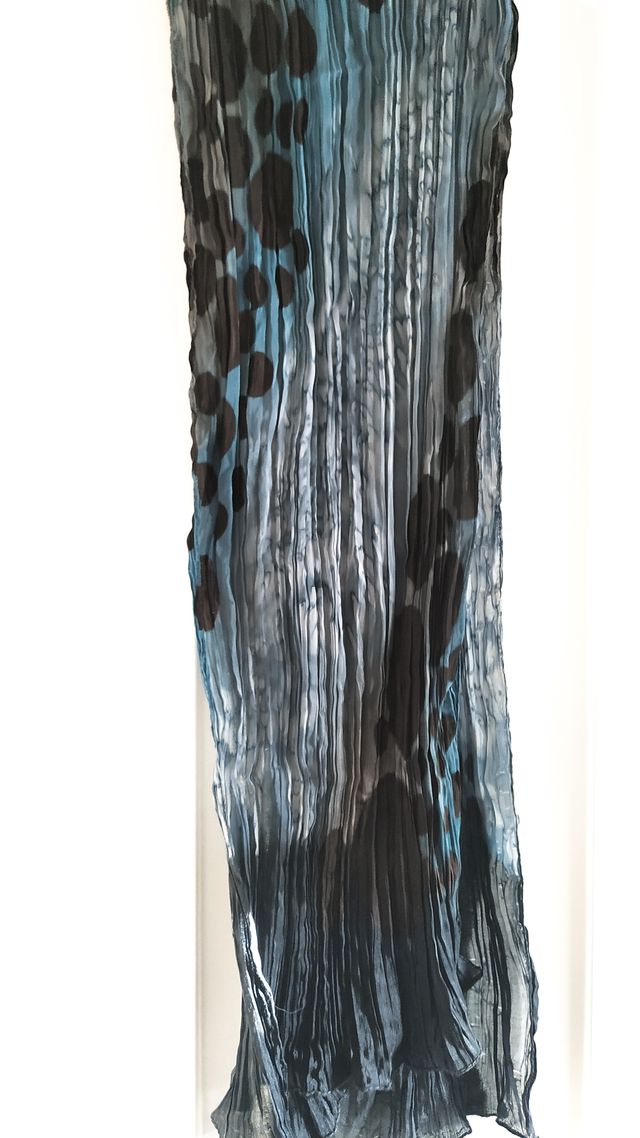 Pañuelo azul con lunares negros