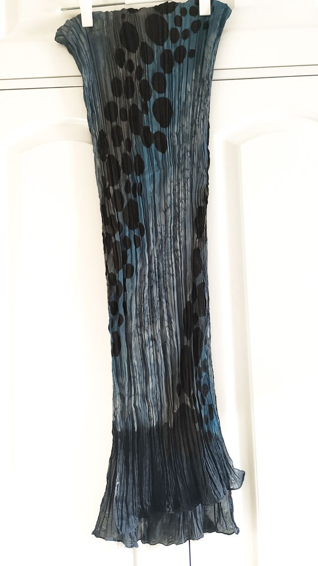 Pañuelo azul con lunares negros