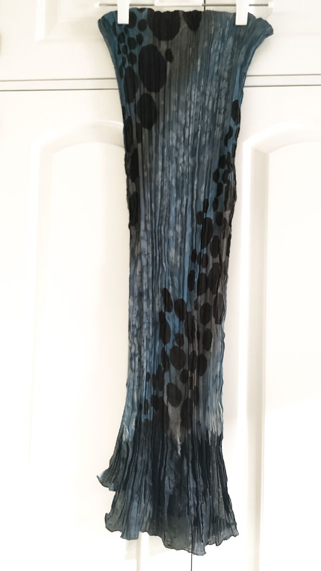 Pañuelo azul con lunares negros