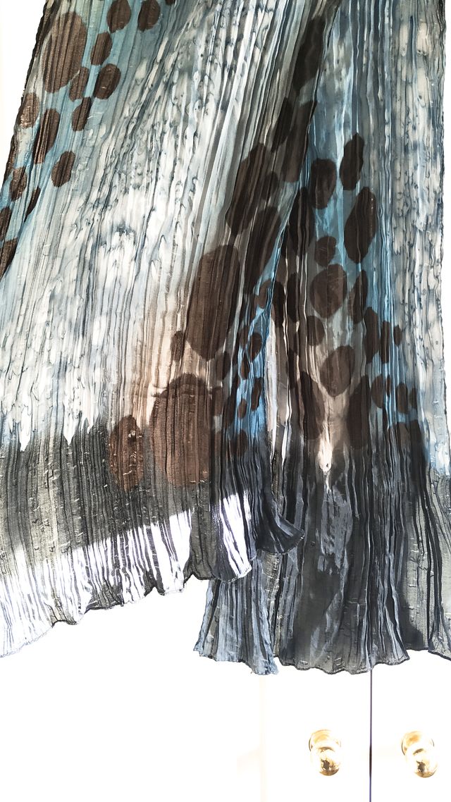 Pañuelo azul con lunares negros