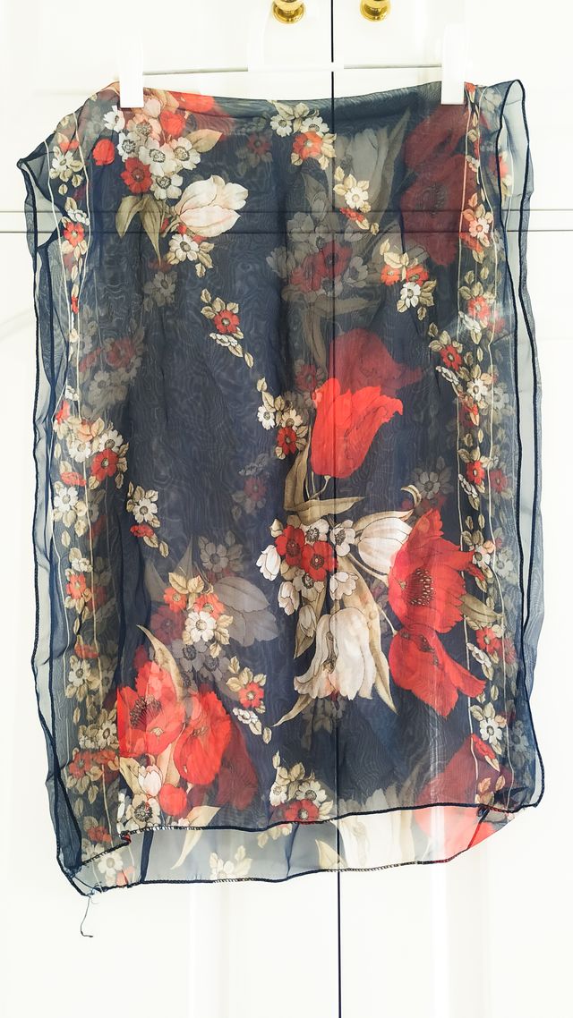 Pañuelo seda flores rojas