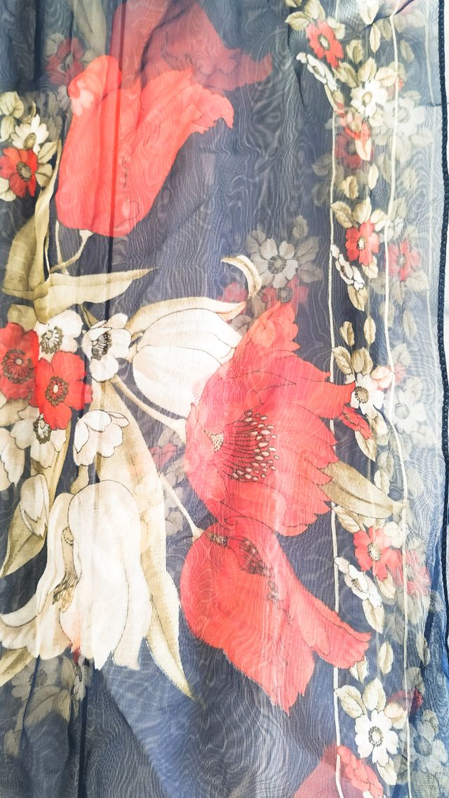 Pañuelo seda flores rojas