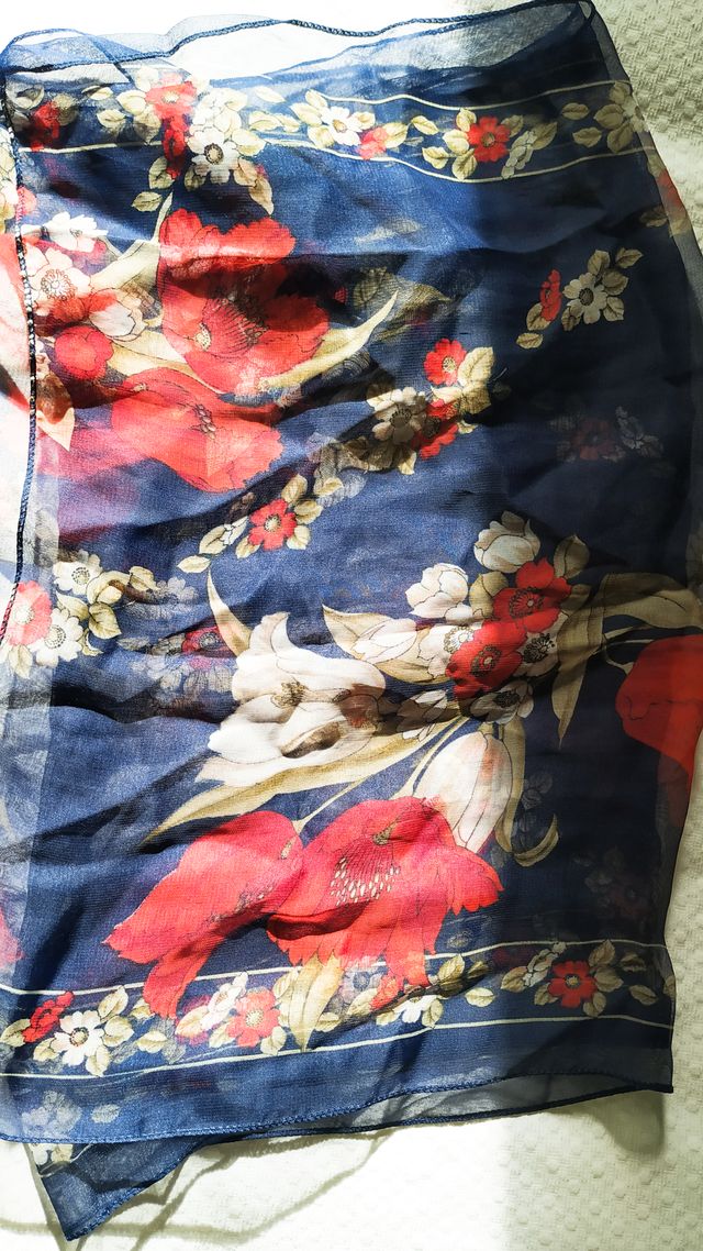 Pañuelo seda flores rojas
