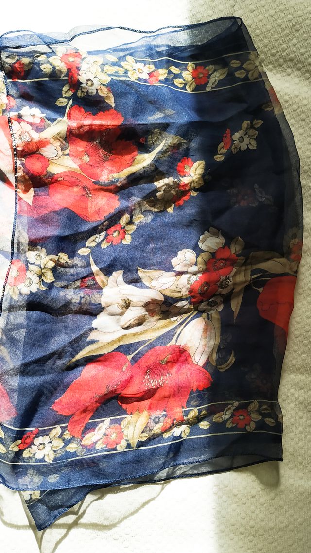 Pañuelo seda flores rojas
