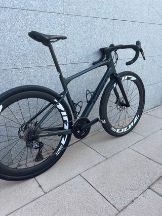 Gravel Carbono Giant Revolt