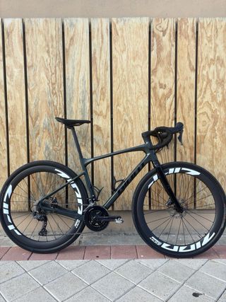 Gravel Carbono Giant Revolt
