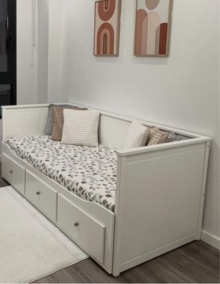 Cama blanca de madera con cajones