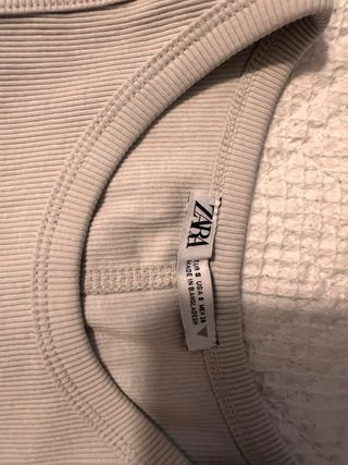 Top Zara beige sin mangas. NUEVO