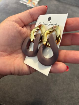 Pendientes marrón y dorado