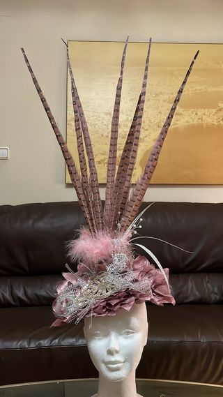 Tocado carnaval plumas rosa artesanal. 