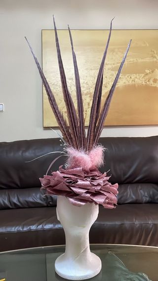 Tocado carnaval plumas rosa artesanal. 