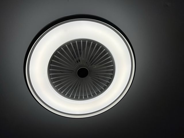 Ventilador techo LED blanco.