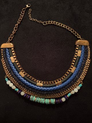 Collar dorado y azul