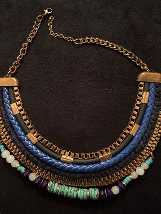 Collar dorado y azul
