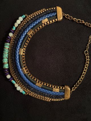 Collar dorado y azul