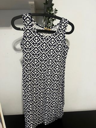 Vestido geométrico blanco y azul marino 