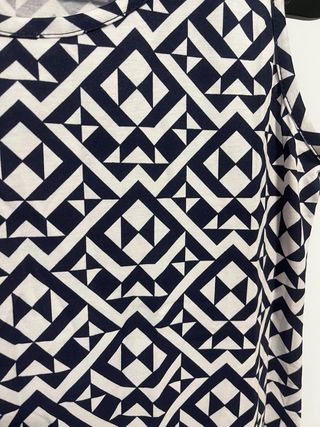 Vestido geométrico blanco y azul marino 