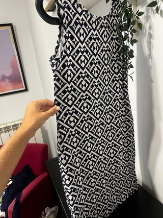 Vestido geométrico blanco y azul marino 