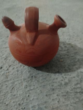 Botijo de barro artesanal