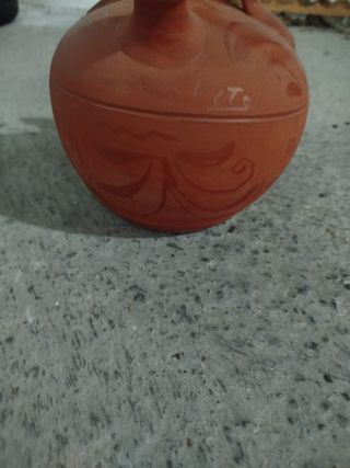 Botijo de barro artesanal