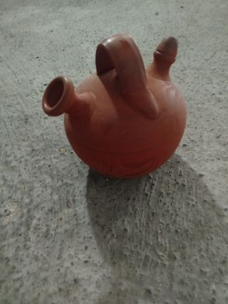 Botijo de barro artesanal