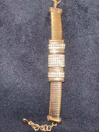 Pulsera dorada con brillantes
