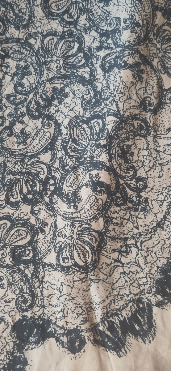 Vestido seda beige elegante con tirante irregular 