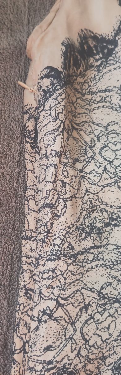 Vestido seda beige elegante con tirante irregular 