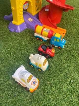 Pista coches Tut Tut Bolidos y cuatro vehículos 