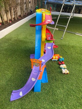 Pista coches Tut Tut Bolidos y cuatro vehículos 