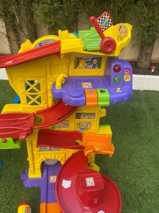 Pista coches Tut Tut Bolidos y cuatro vehículos 