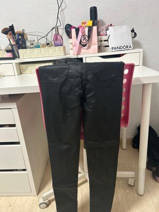 Pantalones cuero negro