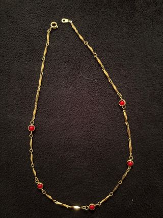 Collar dorado con piedras rojas