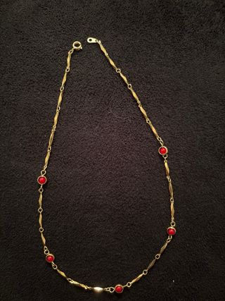 Collar dorado con piedras rojas