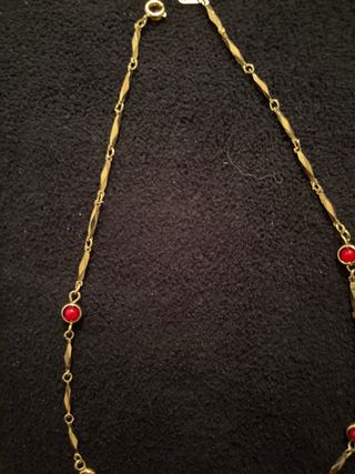 Collar dorado con piedras rojas
