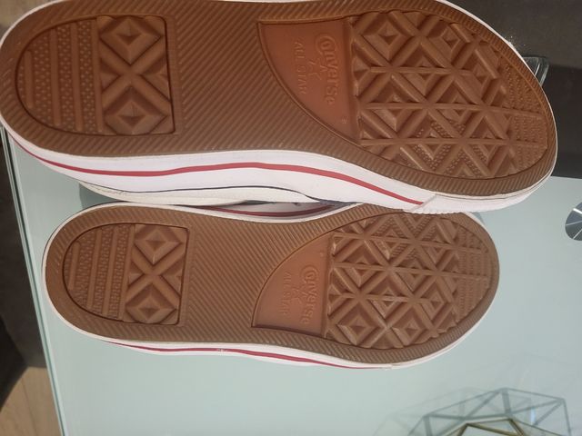 Zapatillas Converse rojas y blancas